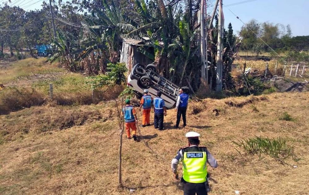 Mobil Toyota Rush terbalik setelah tergelincir keluar jalur Tol Mojokerto