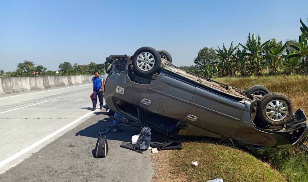 Toyota Innova terbalik di Tol Surabaya-Mojokerto (SuMo)
