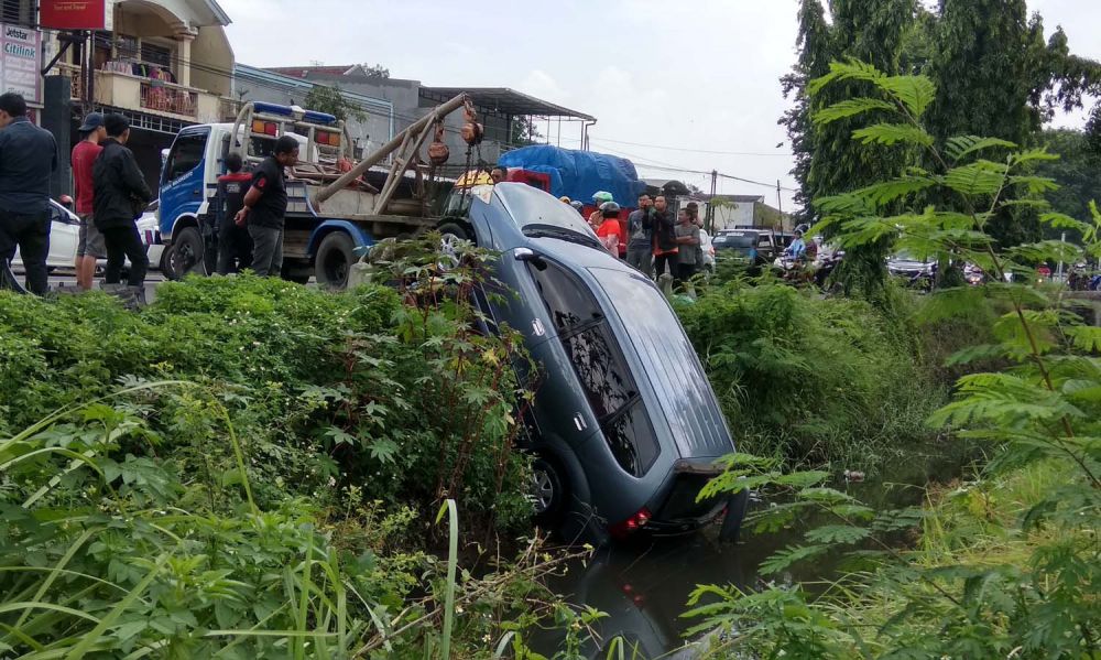 Evakuasi mobil terperosok dalam sungai di Mojokerto