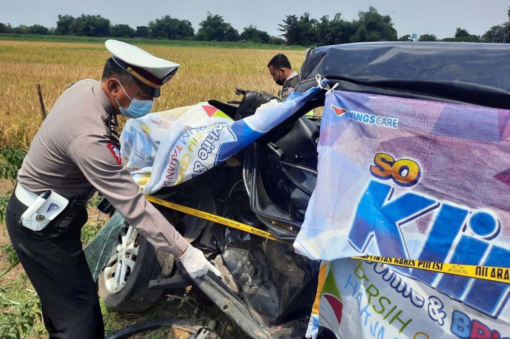 Mobil yang tersambar kereta api di Sidoarjo