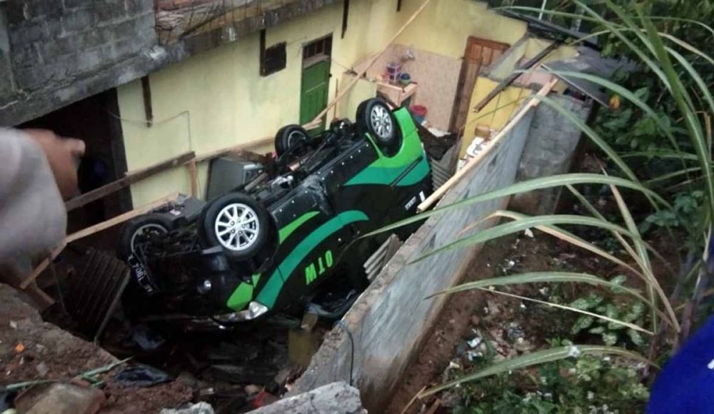 Mobil travel terbalik timpa rumah warga di Trenggalek