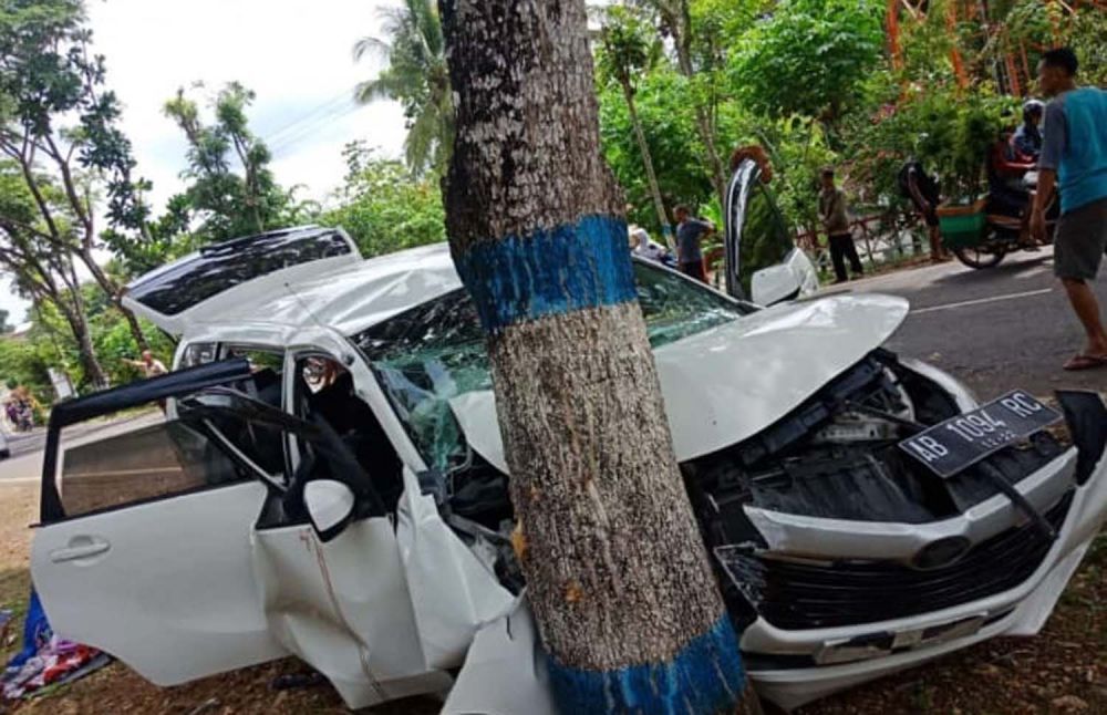 Mobil yang ditumpangi wisatawan asal Kulon Progo menabrak pohon di Pacitan