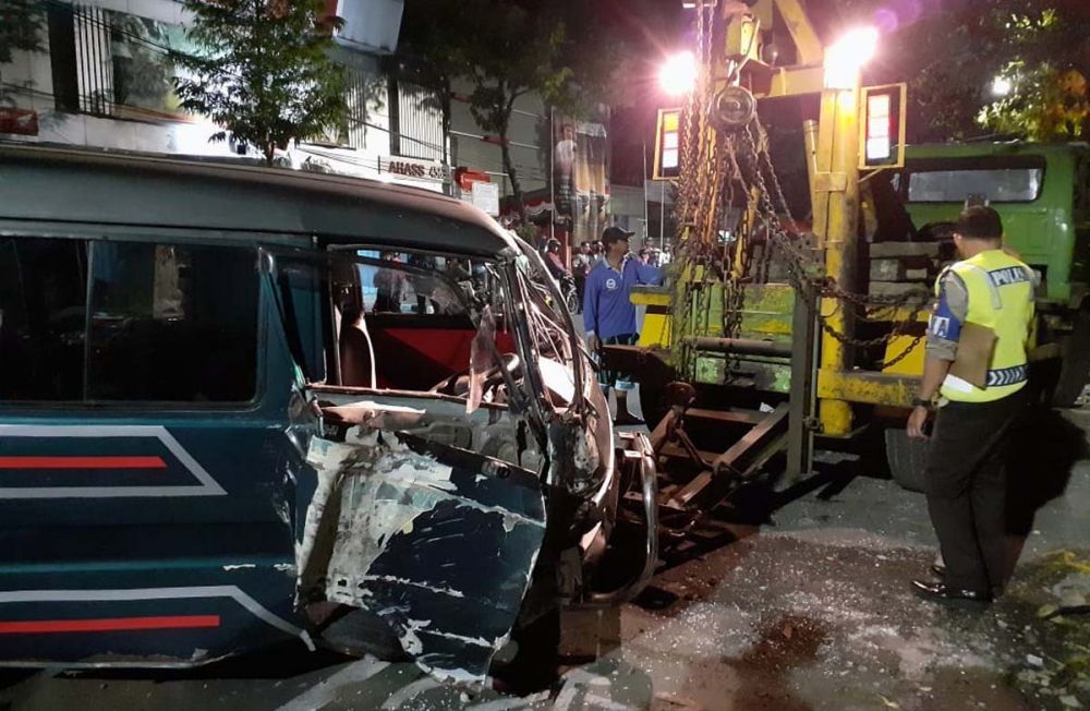 Biker Tanpa Identitas Terseret Mobil Sejauh 50 Meter di Kota Madiun