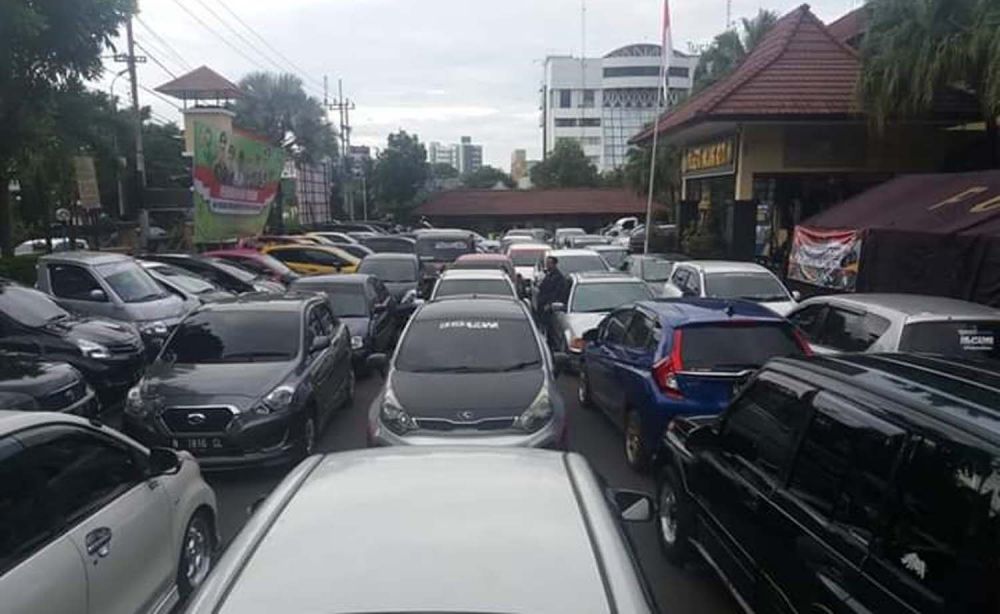 Puluhan mobil yang terjaring razia balap liar diamankan di Mapolresta Malang Kota