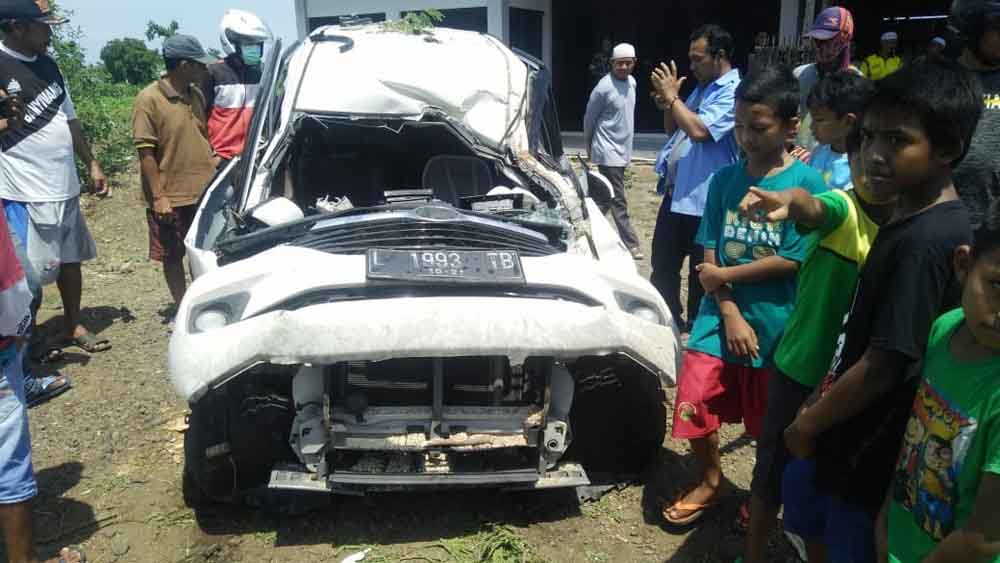 Mobil Xenia bernopol L 1993 TB yang ringsek akibat tertimpa pohon