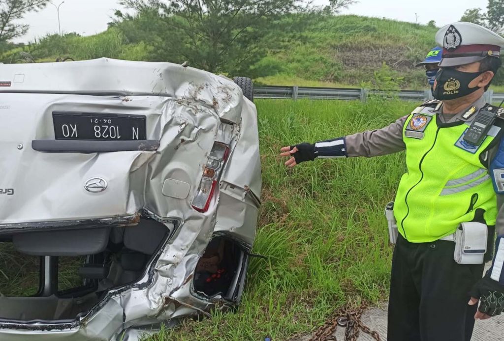 Mobil rombongan wisata yang terbalik di Tol Gempol-Pasuruan