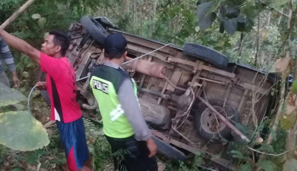 Evakuasi mobil pikap yang terjun ke jurang di Ponorogo