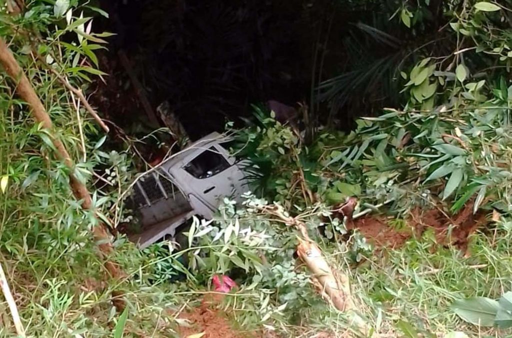 Mobil rombongan pengiring pengantin yang terjun ke jurang