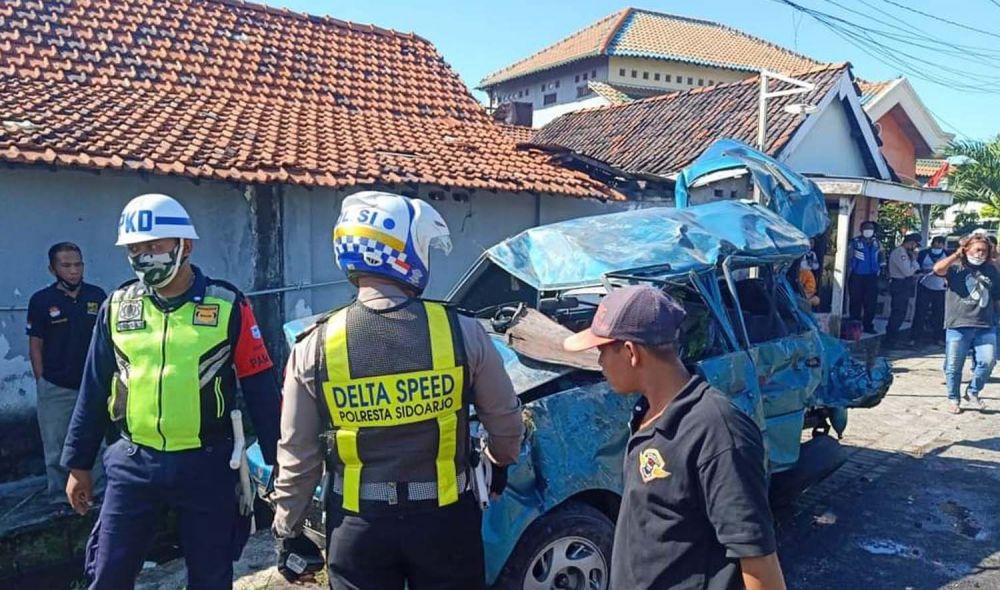 Kondisi mobil Kijang LGX yang tertabrak kereta api di Sidoarjo