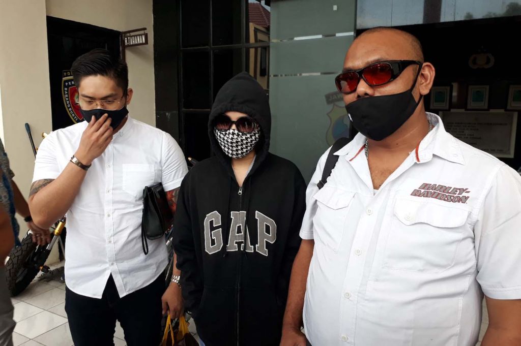 Model cantik (tengah) yang mengaku jadi korban pelecehan seksual saat mengadu ke Polrestabes Surabaya