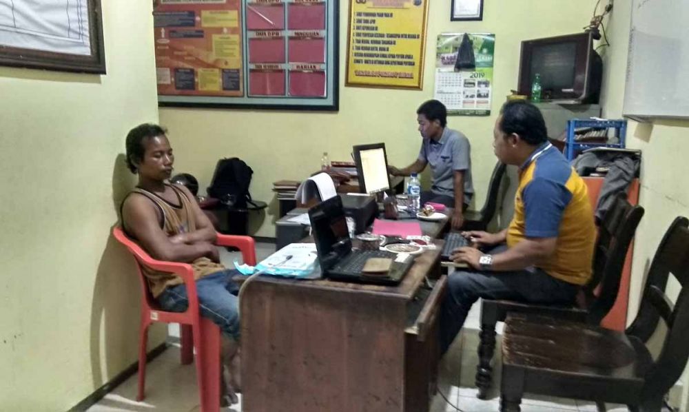 Penjaga warkop saat diperiksa di Polsek Pungging, Polres Mojokerto
