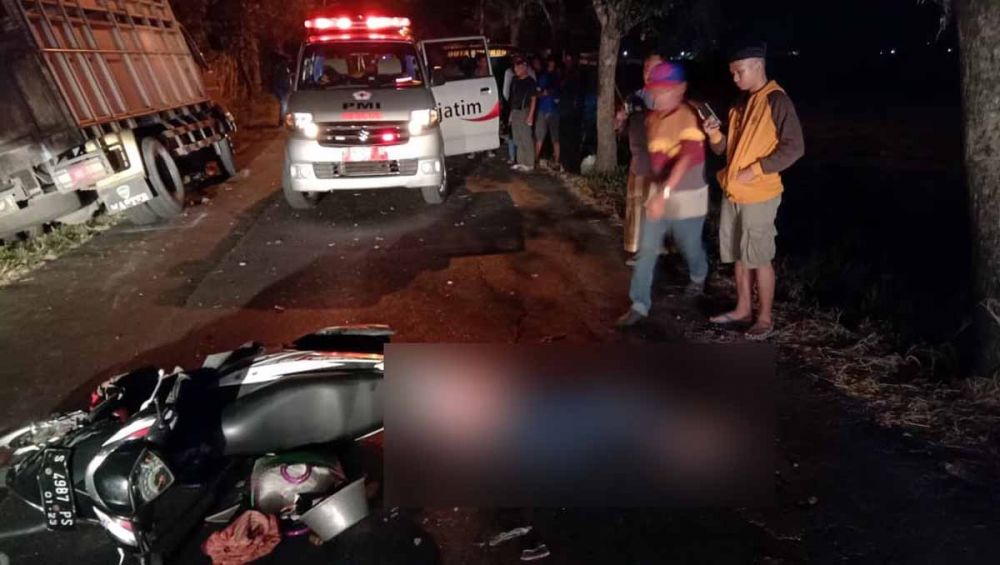 Jasad korban kecelakaan sebelum dievakuasi