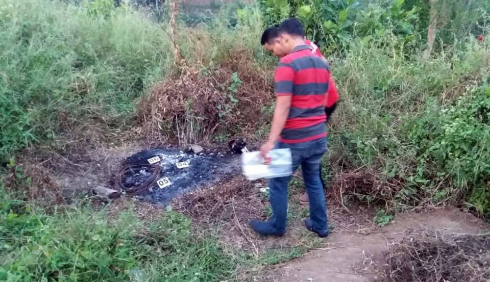 Polisi melakukan identifikasi di lokasi penemuan tengkorak di Mojokerto