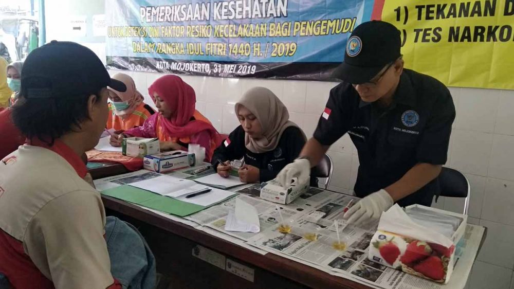 Para sopir bus menjalani cek kesehatan dan tes urine di Terminal Kertajaya, Kota Mojokerto