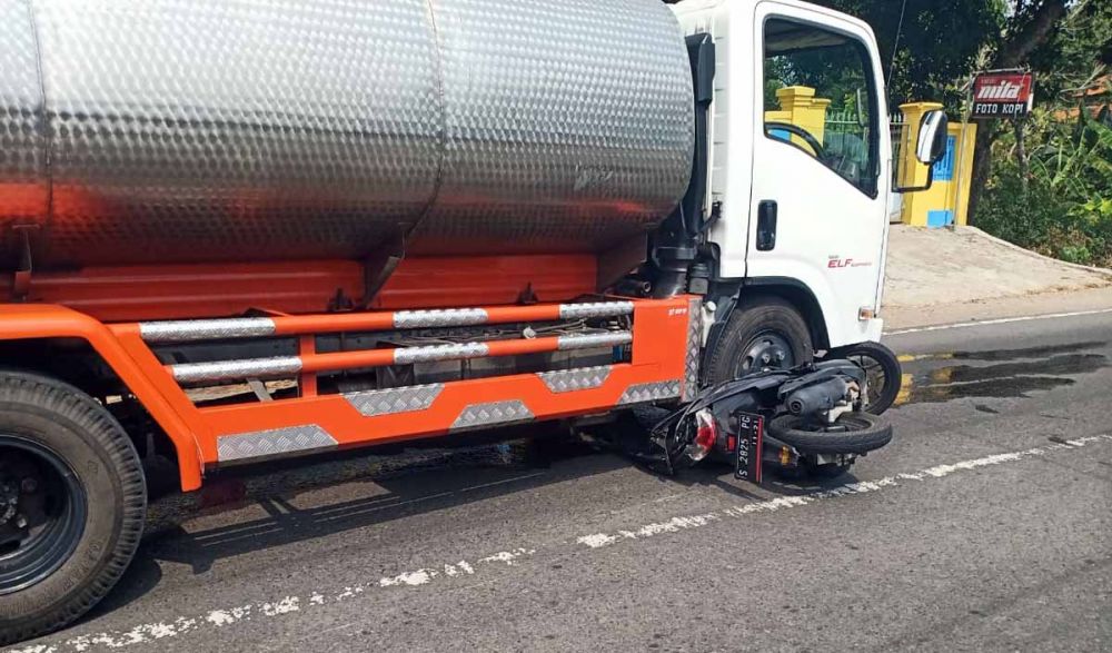 Truk tangki air menabrak motor di Mojokerto
