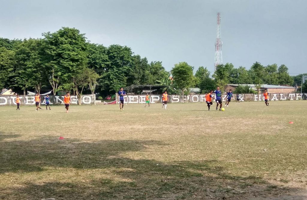 Tim Mojosari Putra melakukan latihan di Lapangan Randubango, Mojosari hadapi kick off Liga 3
