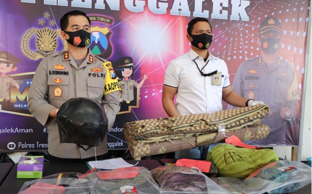 Kapolres Trenggalek, AKBP Doni Satria Sembiring dan Kasat Reskrim Iptu Bima Sakti menunjukkan barang bukti