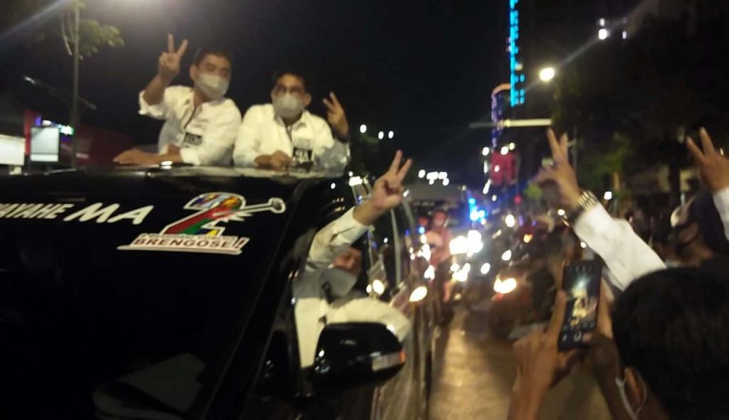 Warga Berjajar di Tepi Jalan Sambut MA-Mujiaman Jelang Debat Perdana