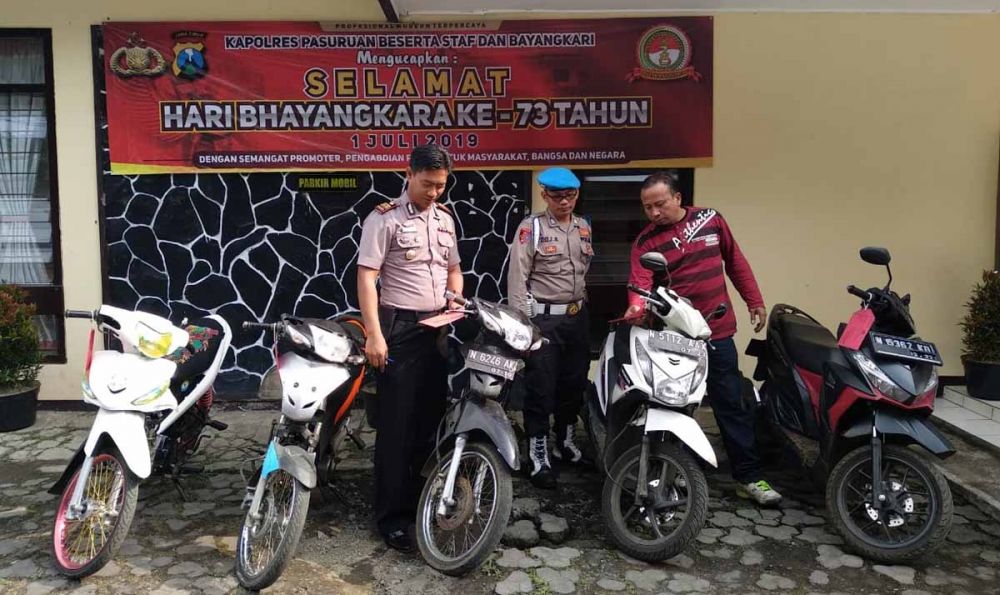 Kapolsek Nongkojajar AKP Akhmad Sukhiyanto menunjukkan 5 motor diduga hasil kejahatan