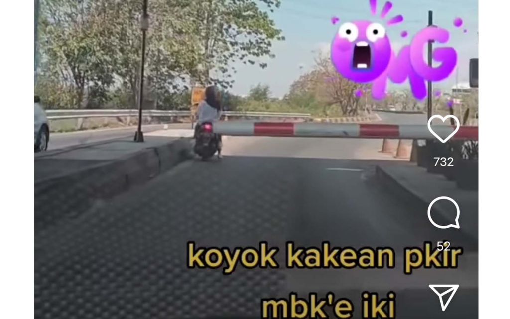 Tangkapan layar video viral motor nylonong masuk Tol Romokalisari