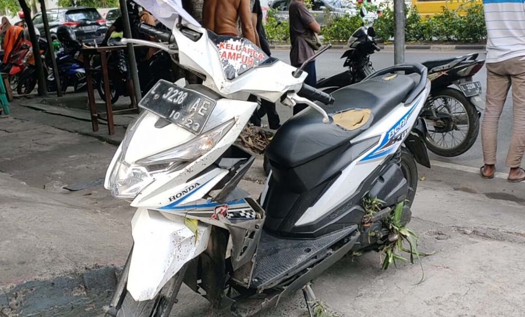 Motor yang dikendarai pelajar SMA di Surabaya