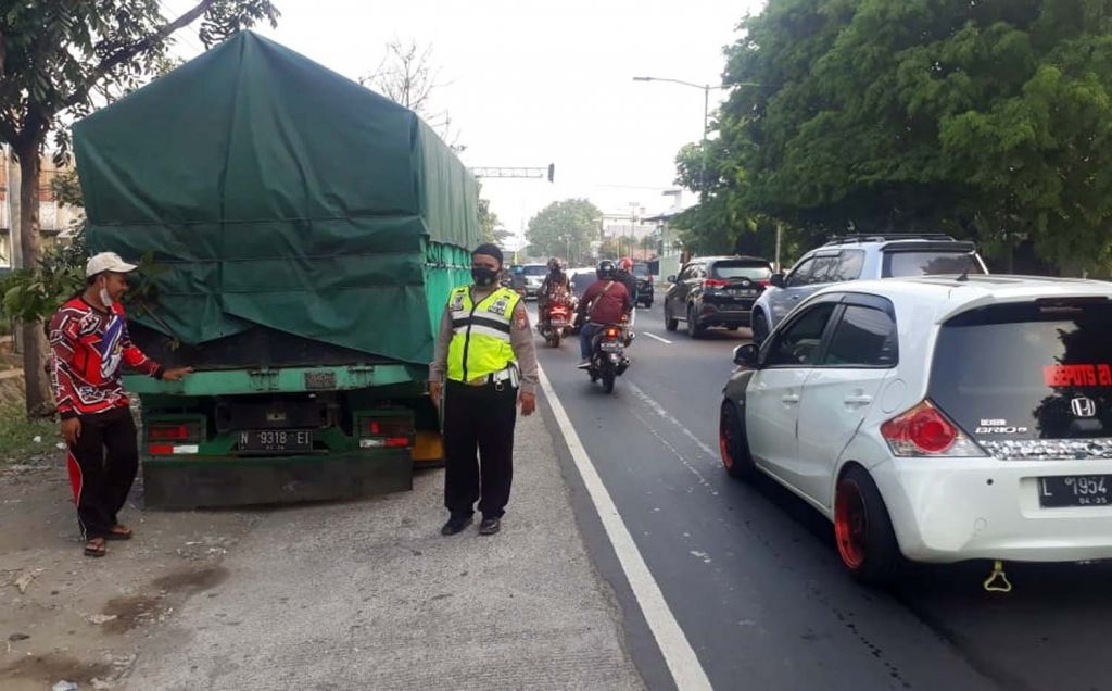 Motor Tabrak Truk Rusak, Pemancing Ikan di Pasuruan Tewas