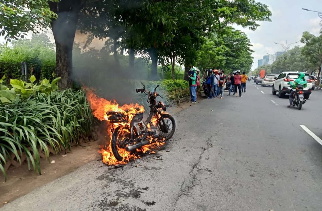 Motor yang terbakar di Surabaya
