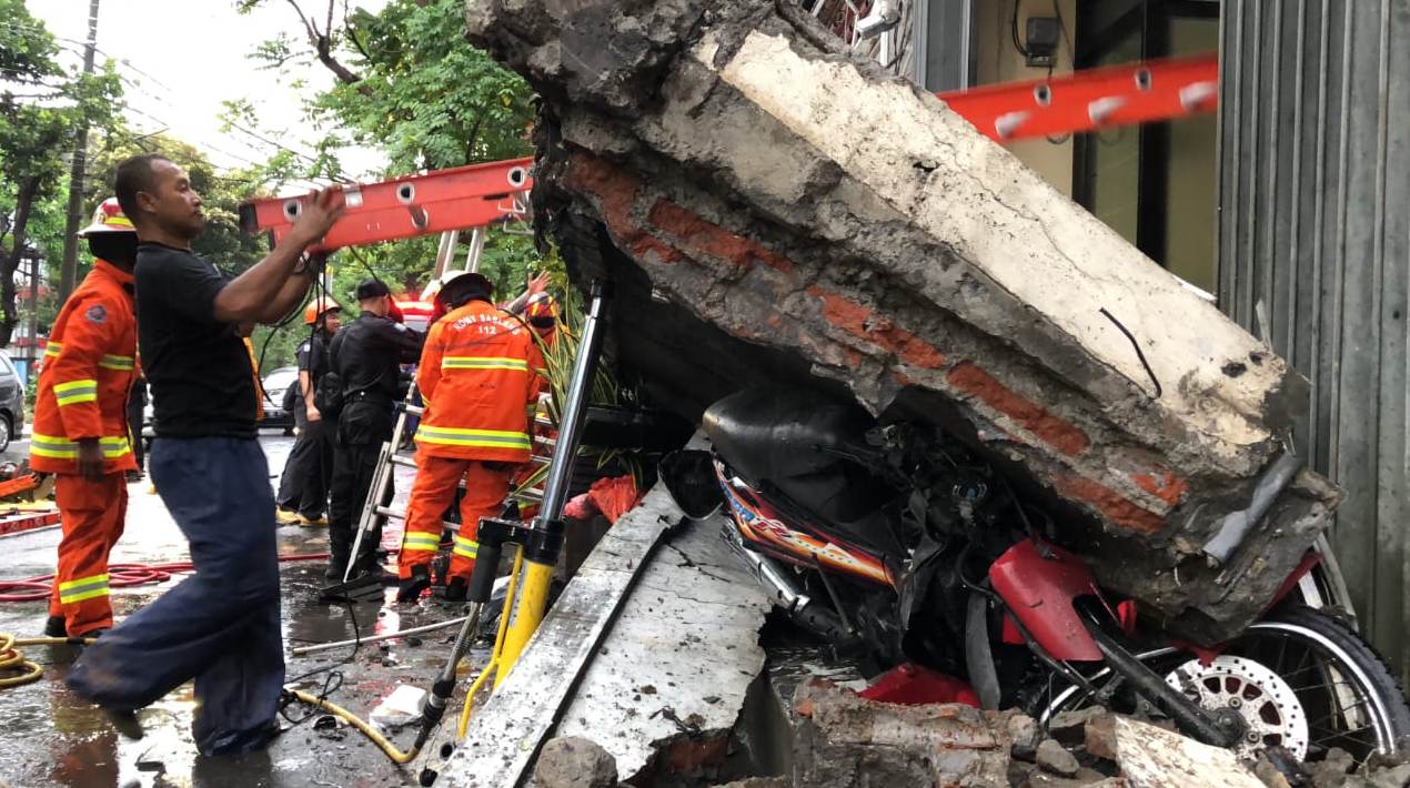 Motor yang tertimpa reruntuhan tembok ruko yang ambruk di Jalan Undaaan Wetan Surabaya/foto: Fajar Mujianto-jatimnow.com