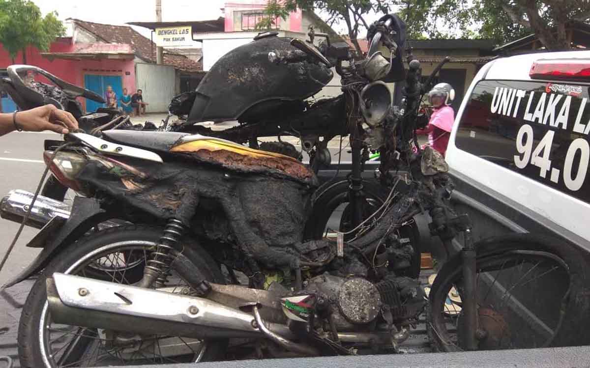 Dua motor milik dua biker yang tewas terbakar di Ponorogo