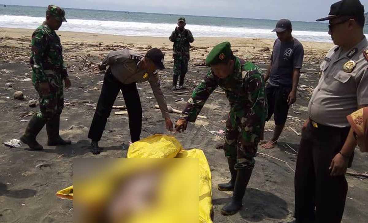 Polisi mengevakuasi mayat pria telanjang di Pantai Dlodo, Tulungagung