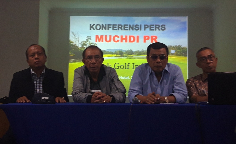 Muchdi PR (biru berkacamata) saat jumpa pers di Suite Hotel Surabaya, Rabu (28/11/2018). 