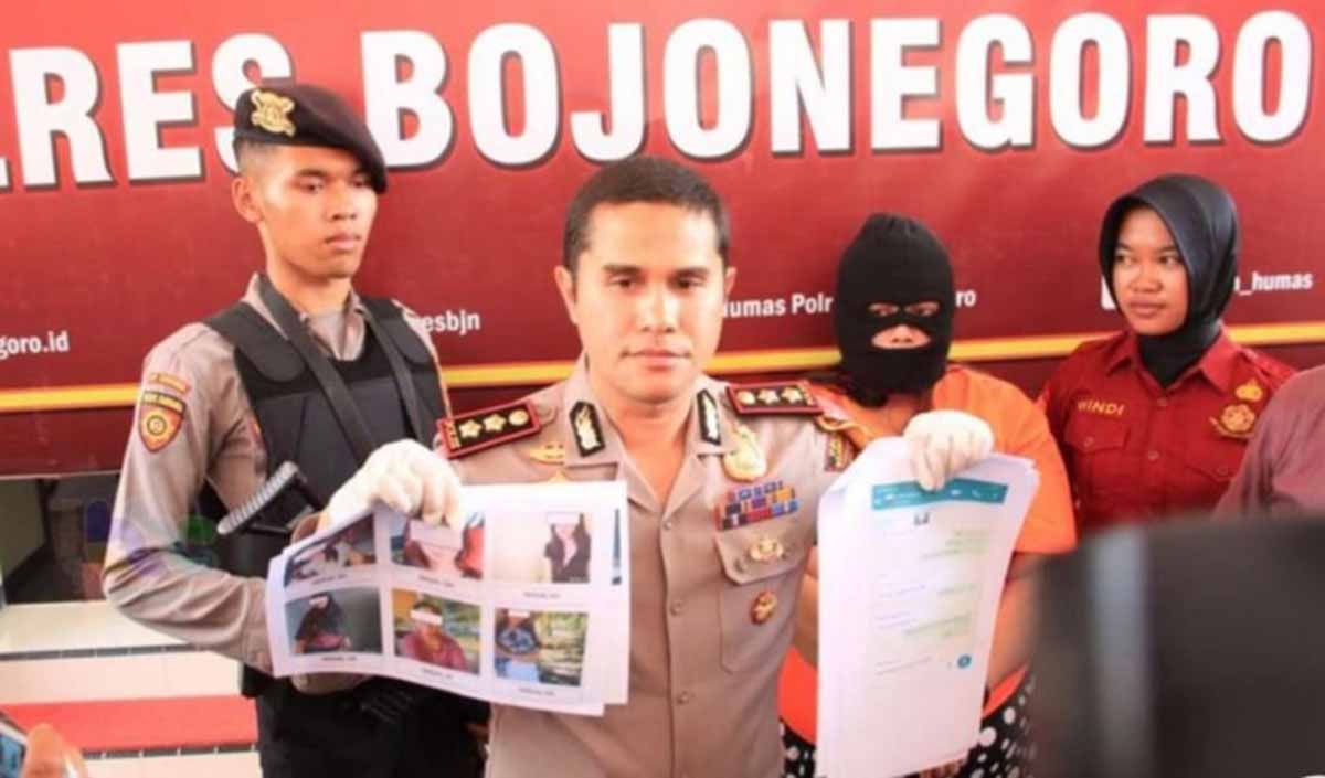 Kapolres Bojonegoro, AKBP Ary Fadli membeberkan barang bukti prostitusi online