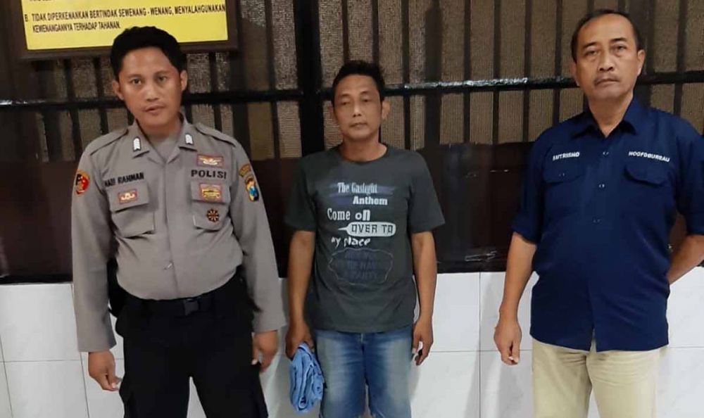 Timbul (tengah) mucikari prostitusi online yang mempekerjakan anak-anak di bawah umur