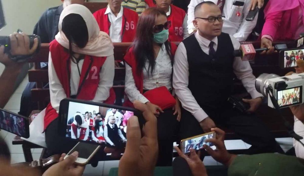Dua Mucikari Prostitusi Artis Kompak Tutup Wajah Sebelum Sidang