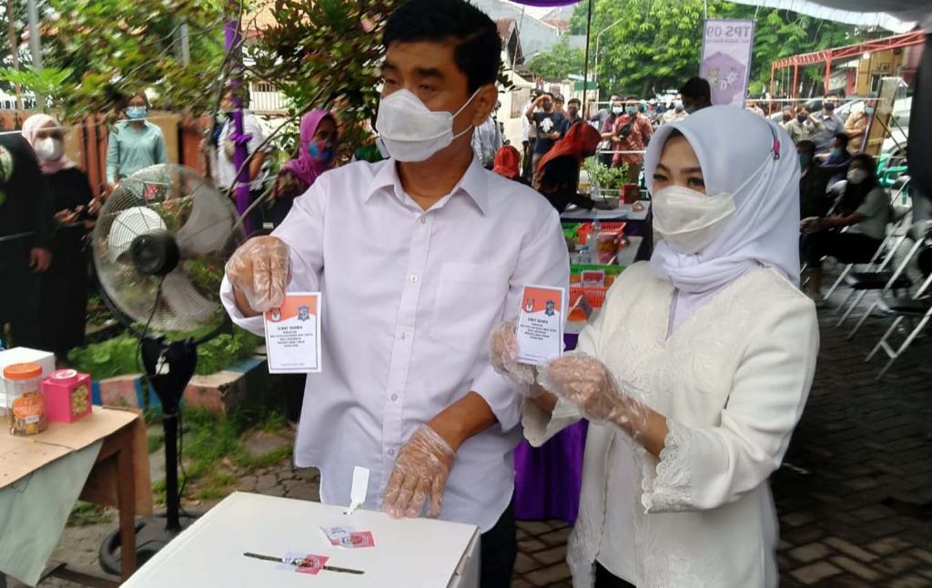 Mujiaman bersama istinya saat menggunakan hak pilihnya di Pilwali Surabaya 2020