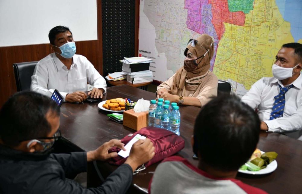 Mujiaman saat berdiskusi dengan perwakilan Ikatan Alumni UPN Veteran Jatim