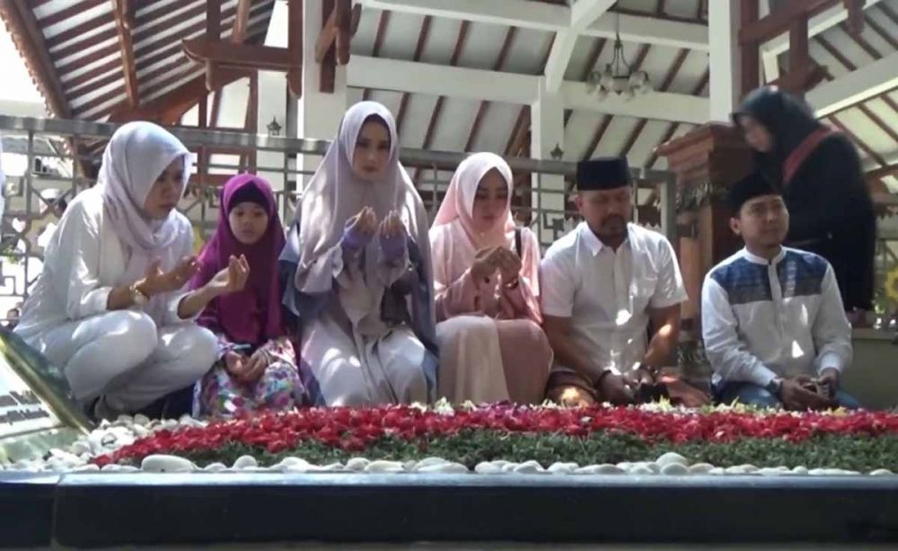 Setelah Al Ghazali, Giliran Mulan Jameela Ziarah ke Makam Gus Dur