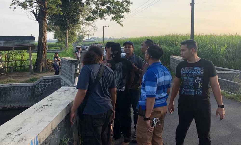 AKBP Leonard Sinambela (kanan) memimpin timnya saat membawa pelaku Aziz di Kediri