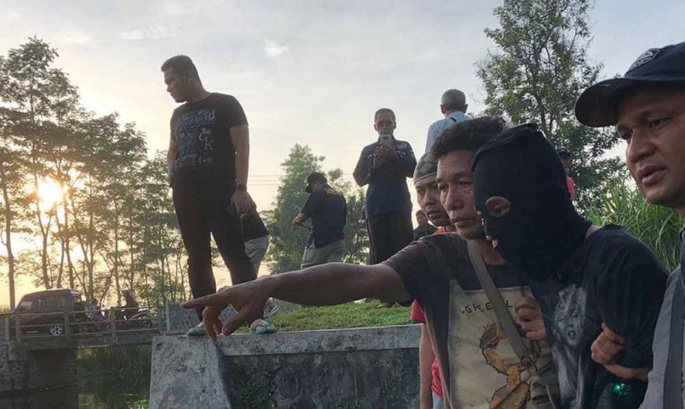 AKBP Leonard Sinambela (berdiri paling atas) memimpin timnya saat membawa pelaku Aziz di Kediri