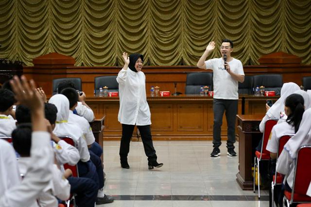 Wali Kota Risma dan Dennis saat mengenalkan industri kreatif kepada anak SMP Surabaya
