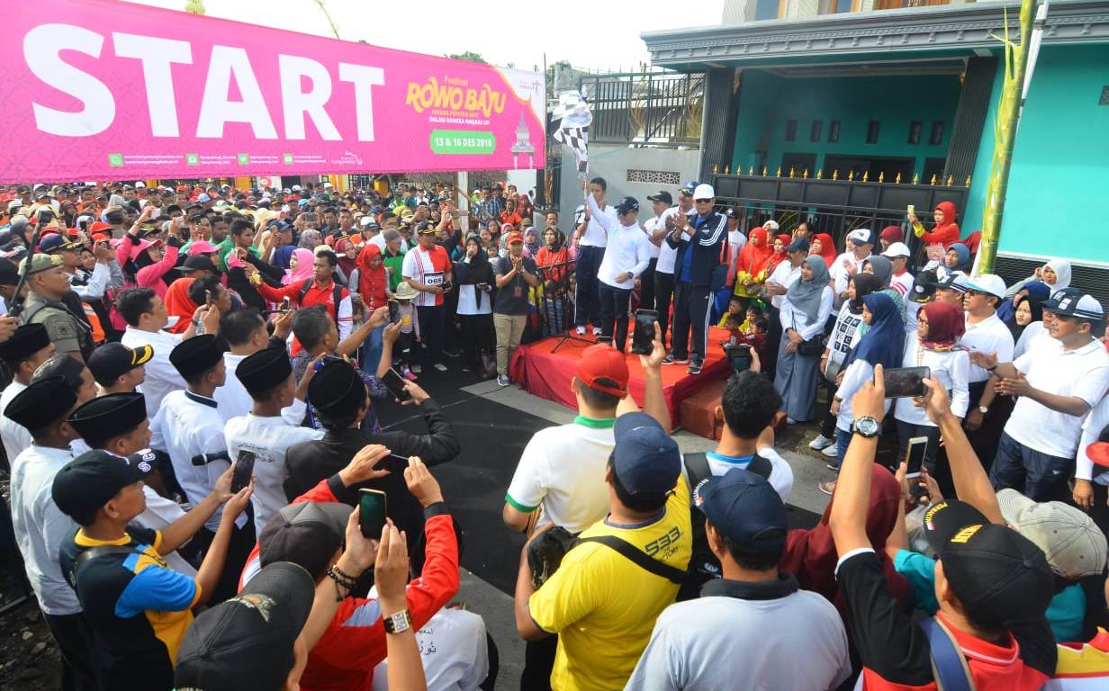 Bupati Banyuwangi Abdullah Azwar Anas melepas peserta Napak Tilas Puputan Bayu