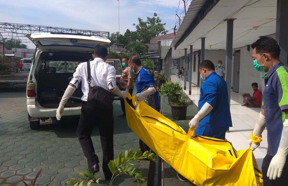 Petugas mengevakuasi jasad narapidana Lapas Tulungagung yang meninggal dalam sel