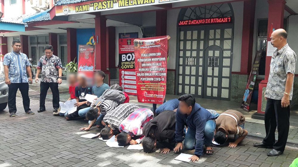 Para narapidana Lapas Klas IIB Ponorogo yang dibebaskan melakukan sujud syukur