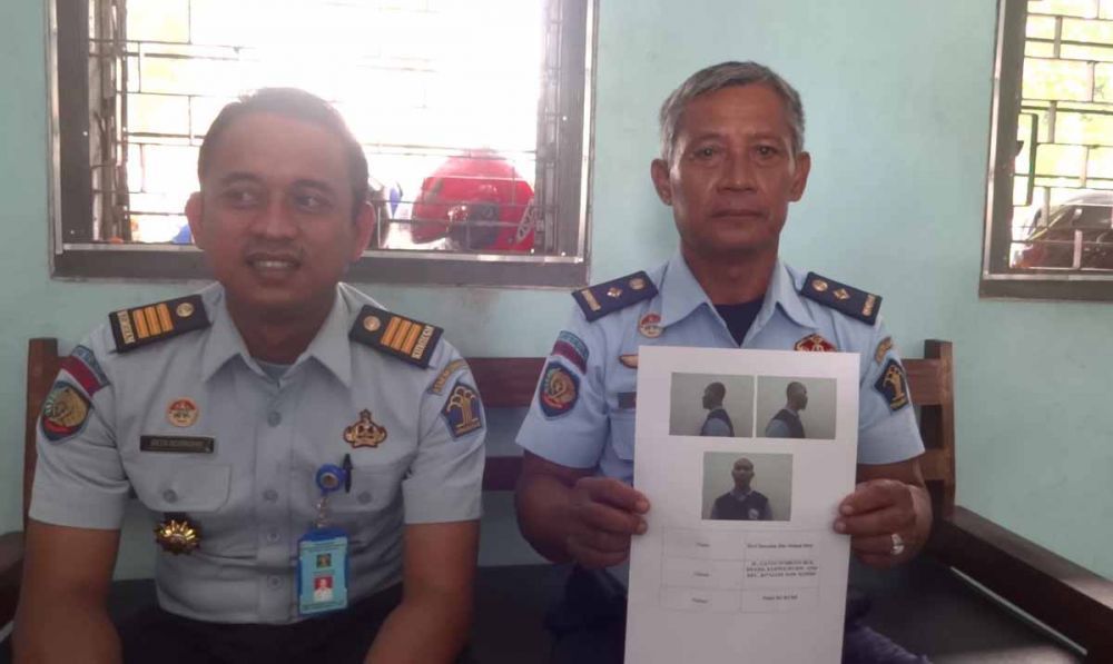Petugas Lapas Klas IIB Tulungagung menunjukkan foto napi yang kabur