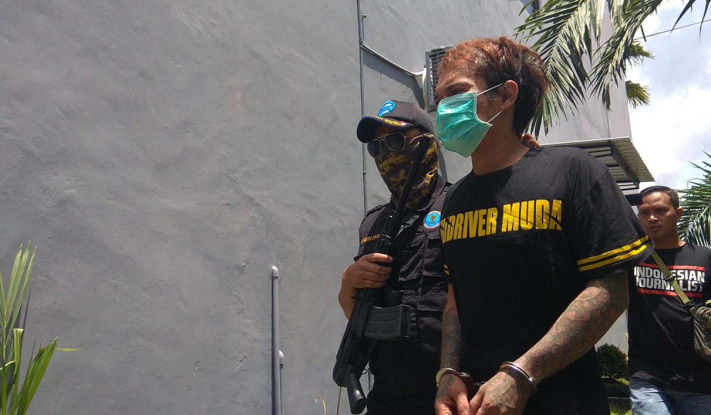 FS saat digiring petugas BNNK Blitar