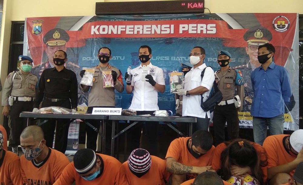 Para tersangka dan barang bukti narkoba serta pil koplo dibeber di Mapolres Batu