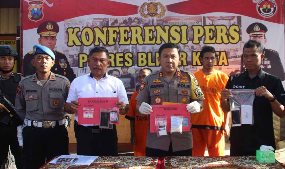 Kapolres Blitar Kota, AKBP Adewira Negara Siregar membeberka barang bukti pil koplo dan sabu yang diamankan dari kedua tersangka