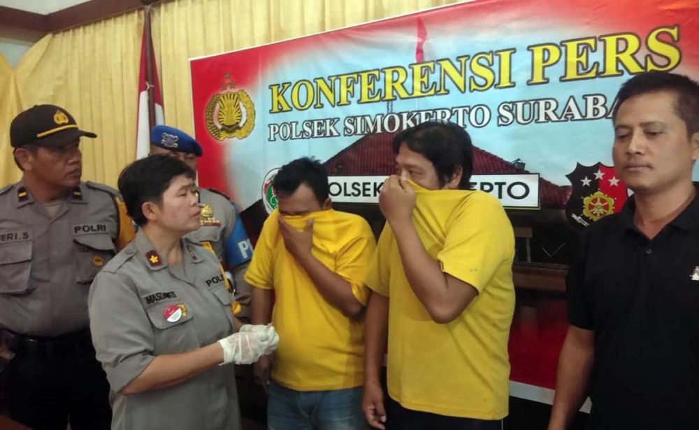 Tunggal dan Yanuar diamankan di Mapolsek Simokerto, Surabaya