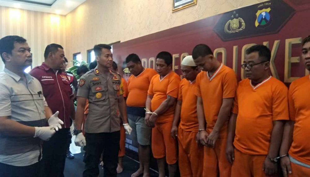 Kapolres Mojokerto Kota AKBP Sigit Dany Setiyono menginterogasi para tersangka