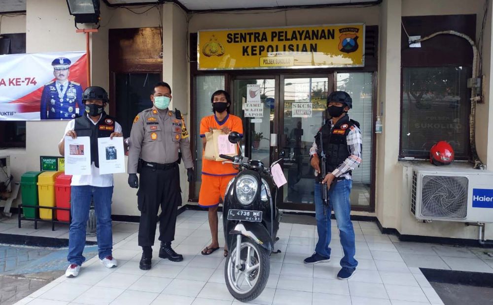 Kapolsek Sukolilo AKP Subiyantana membeber tersangka dan barang bukti kasus narkoba